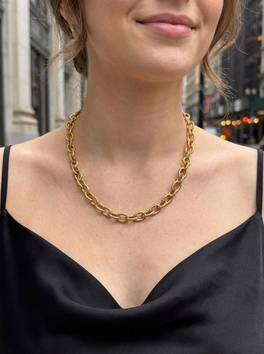 Collier chaîne dorée semi-épaisse à maillons ovales texturés