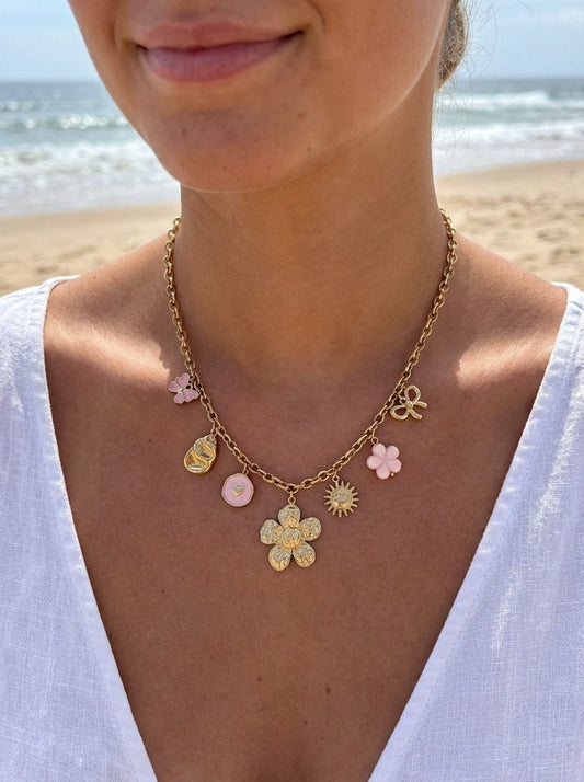 Collier doré chaîne à charms fleurs en émail rose