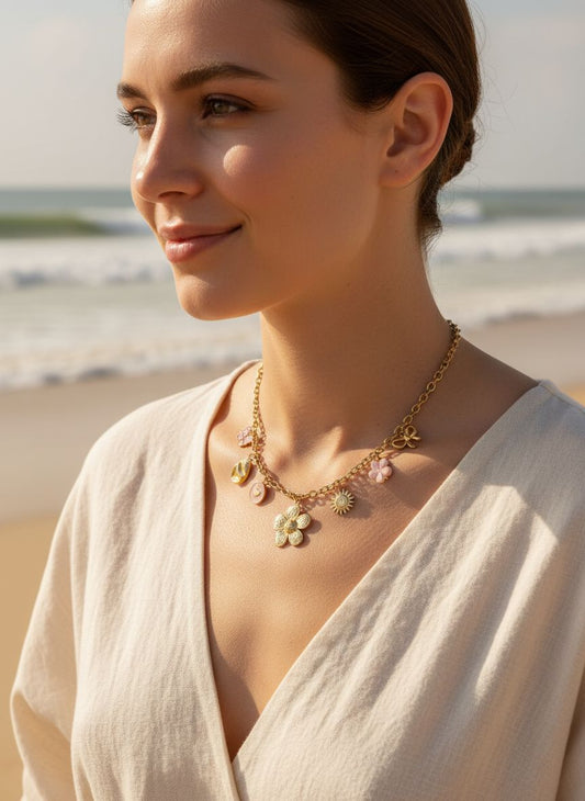 Collier doré chaîne à charms fleurs en émail rose