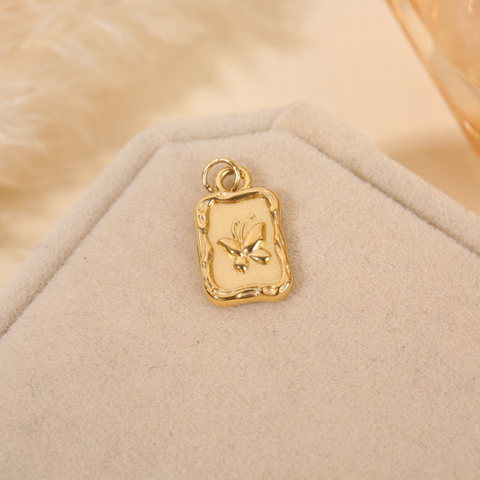 Lot de 3 pendentifs dorés cadre papillon central