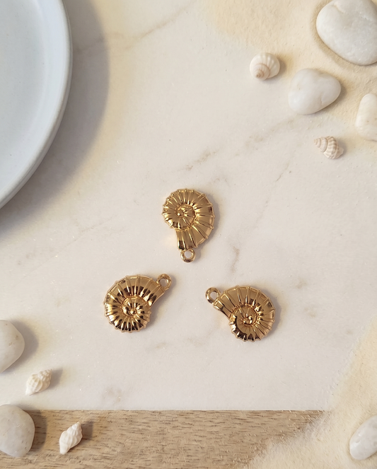 Lot de 3 pendentifs dorés coquillage spiralé