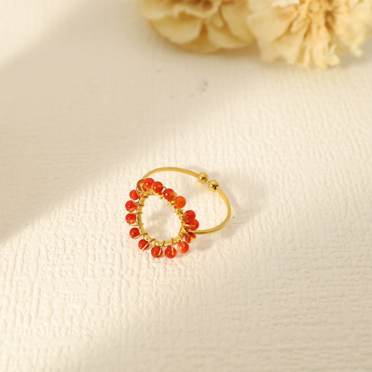 Bague cercle entouré de perles rouges dorée
