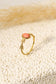 Bague dorée avec pierre blanc