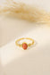 Bague dorée avec pierre blanc