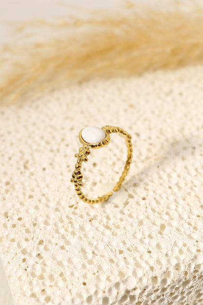 Bague dorée avec pierre blanc
