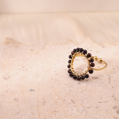 Bague cercle entouré de perles rouges dorée