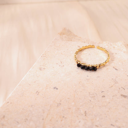 Ring ring with black pearls