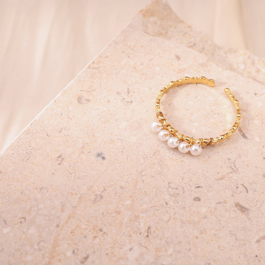 Bague anneau avec perles blanches
