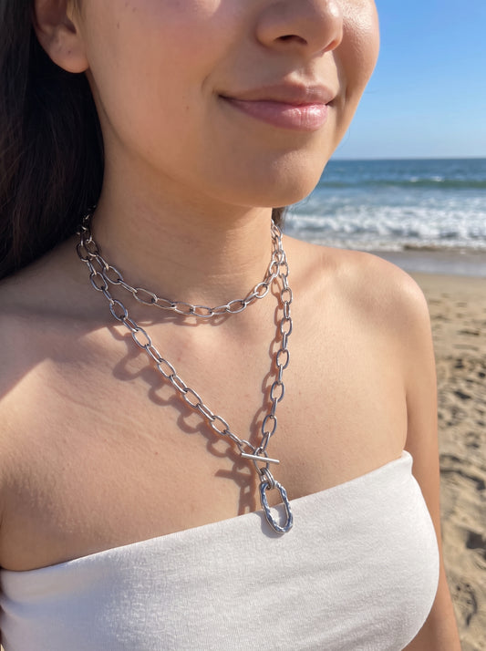 Collier Sautoir Argenté Ouvert Devant Avec Anneau Ovale Martelé Longueur 85 cm
