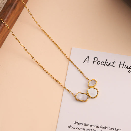 Collier doré à trois pierres nacrées