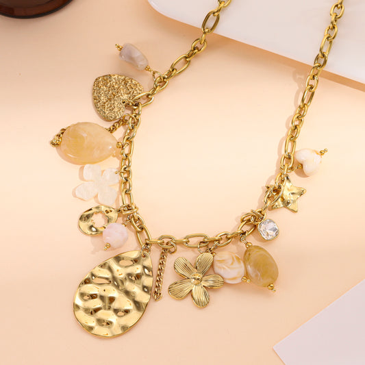 Collier doré à plaque martelée goutte et charms résine