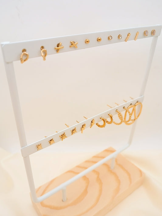 Lot de 12 paires de boucles d'oreilles dorées sur présentoirs blancs