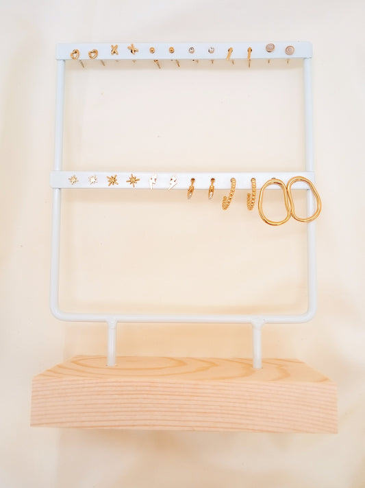 Lot de 12 paires de boucles d'oreilles dorées sur présentoirs blancs