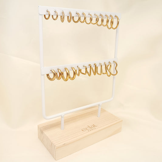 Ensemble de boucles d'oreilles sur présentoir