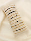 Lot de bracelets couleur noire sur coussin