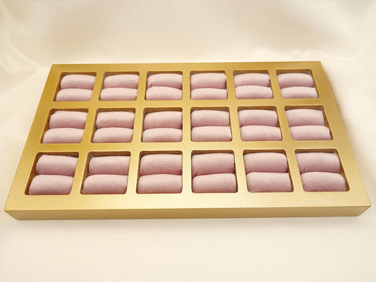 Présentoir plateau à bagues velours rose.