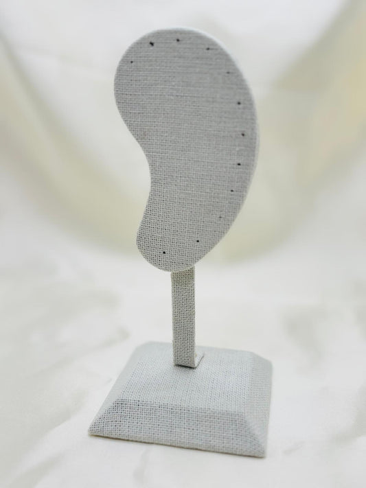 Présentoir en forme d'oreille pour boucles d'oreilles