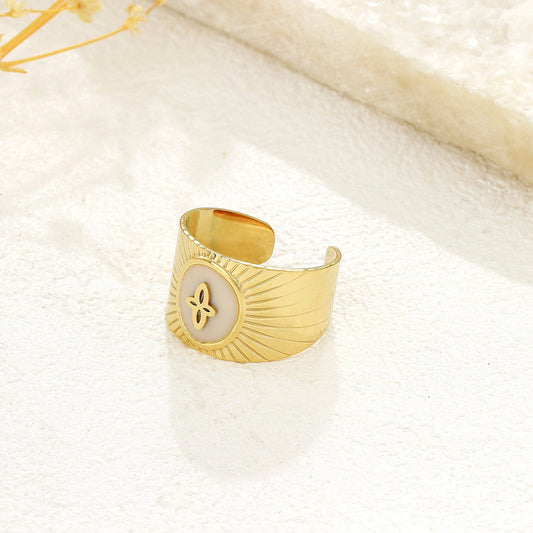 Bague Dorée Gravée Motif Fleur Et Effet Soleil - Eclat Paris