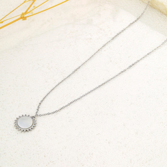 Collier Chaîne Fine Argentée Avec Pendentif Soleil Nacré - Eclat Paris