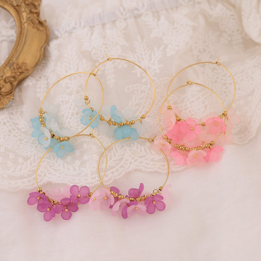 Créoles Dorées Fleur Azur Bleu Pastel En Résine Avec Boules - Eclat Paris