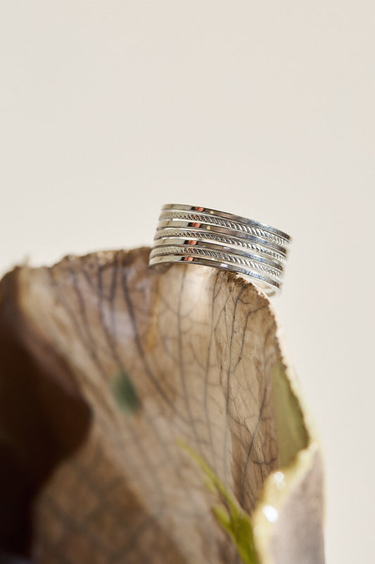Bague Argentée Large En Fils Tressés