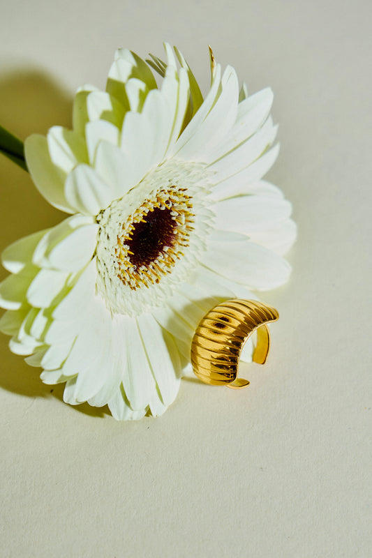 Bague Dorée Ouverte Plaque Courbée Brillante Rayures