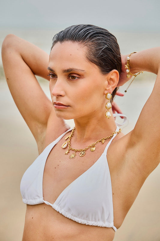 Boucles d'oreilles dorées pendantes triple perles