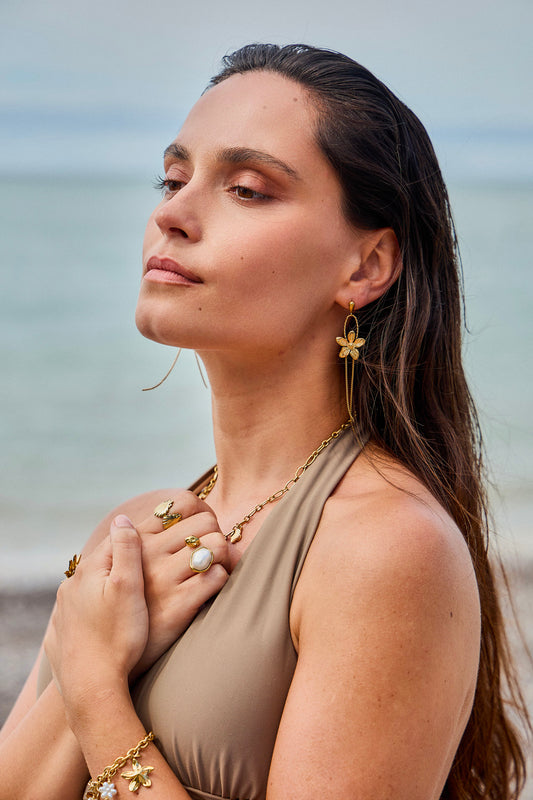 Boucles d'oreilles dorées fil pendante avec fleur