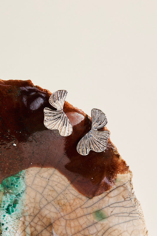 Boucles d'Oreilles Argentées Demi Fleur Aux Reliefs Délicats