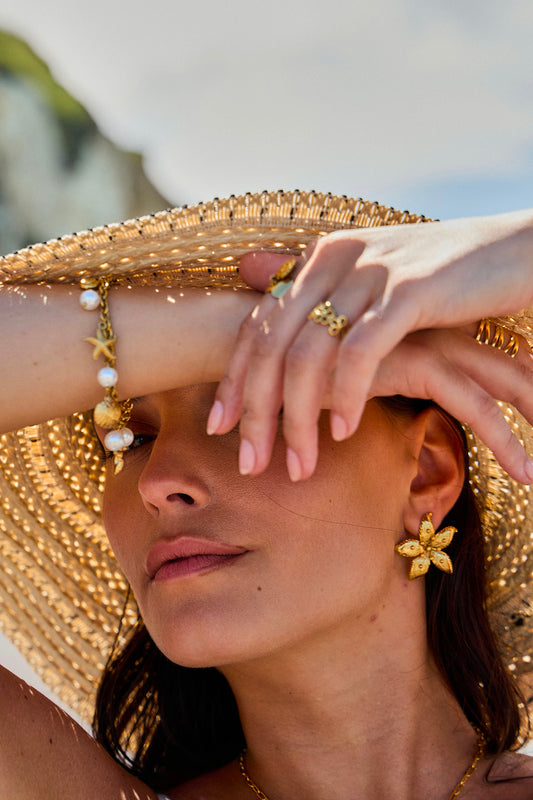 Boucles d'oreilles dorées fleur avec points