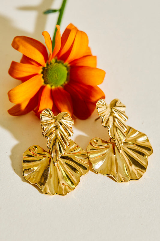 Boucles d'Oreilles Dorées Double Feuilles Ondulées Brillantes