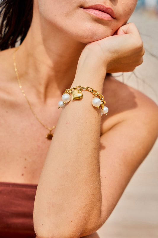 Bracelet maillons dorés breloques cœurs et perles