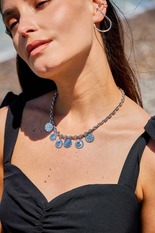 Collier chaîne argentée avec breloques rondes