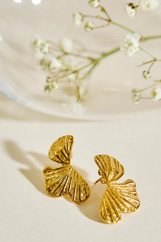 Boucles d'Oreilles Dorées Demi Fleur Aux Reliefs Délicats