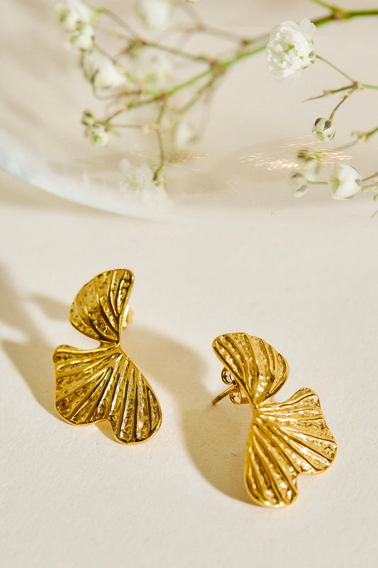 Boucles d'Oreilles Dorées Demi Fleur Aux Reliefs Délicats
