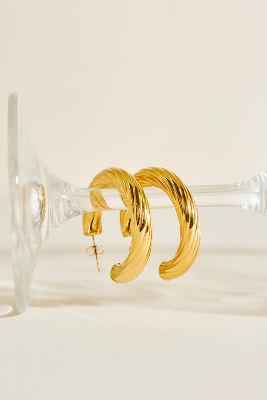 Boucles d'Oreilles Dorées Créoles Ouvertes Epaisses Gravures Courbes Empilées