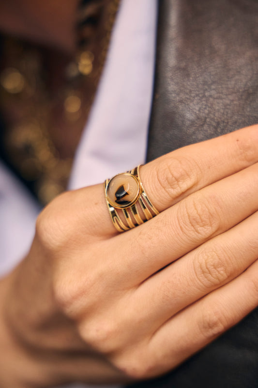 Bague dorée ajustable 6 branches texturées pierre centrale léopard résine