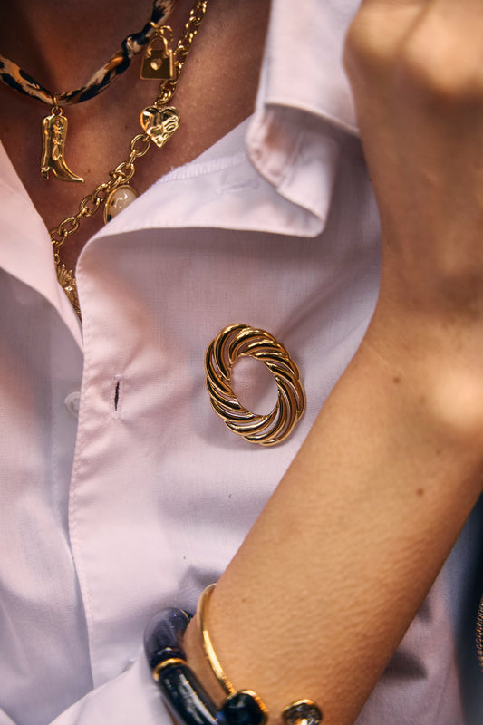 Broche Dorée Disque Ovale Creux Motif Vague