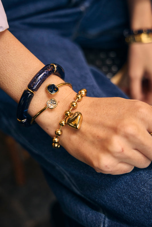 Bracelet doré à grosses perles rondes avec pendentif cœur bombé