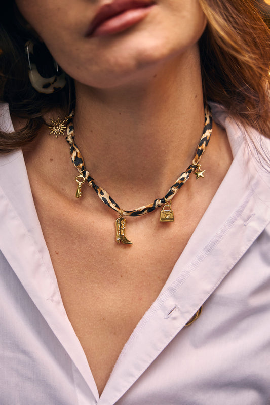 Collier tissu imprimé léopard pendentifs dorés botte
