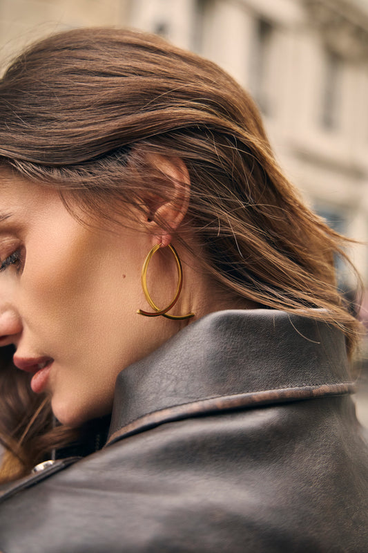 Boucles d’oreilles dorées double arc entrelacé
