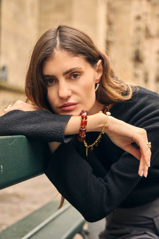 Bracelet élastique résine forme géométrique marron ambré et billes dorées