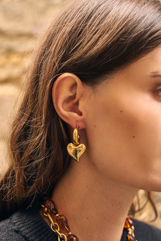 Boucles d'oreilles dorées mini anneaux épais avec pendentifs coeurs