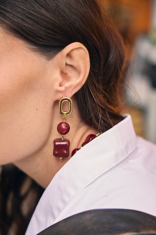 Boucles d'oreiles dorées pendantes résine rouge