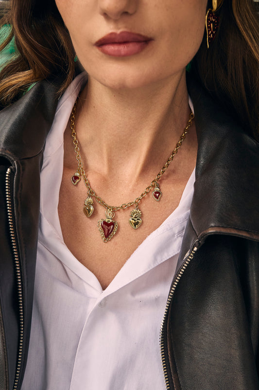 Collier chaîne dorée pendentifs cœurs ex-voto centre émail rouge