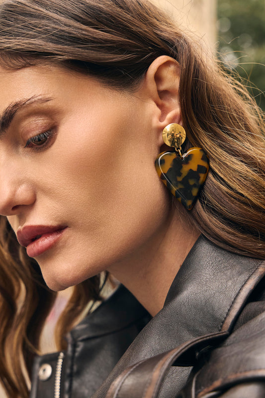 Boucles d'oreilles pendantes grand cœur résine léopard