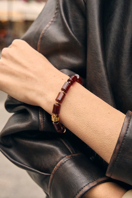 Bracelet élastique résine cylindrique marron ambré anneaux séparateurs dorés