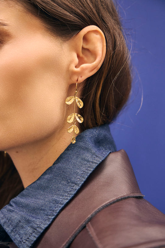 Boucles d'oreilles pendantes dorées branche avec feuilles rondes brossées