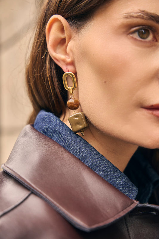 Boucles d'oreiles dorées pendantes résine marron