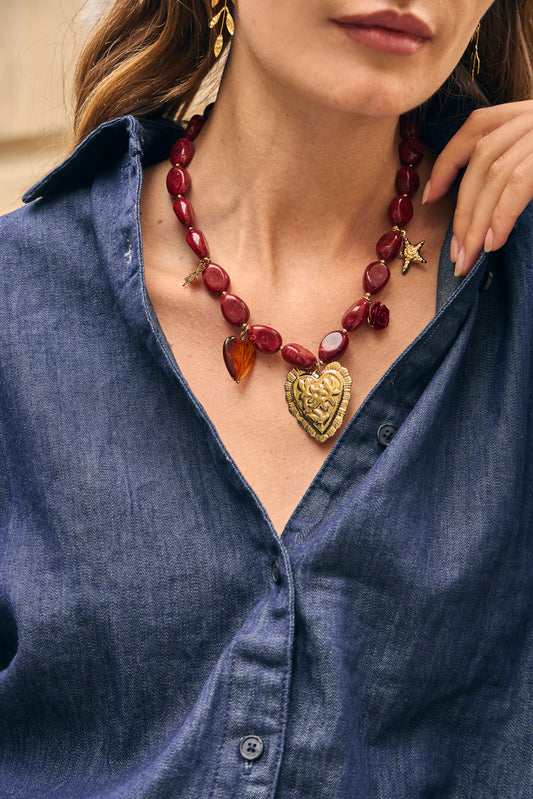 Collier résine rouge et pendentifs dorés cœurs ex-voto